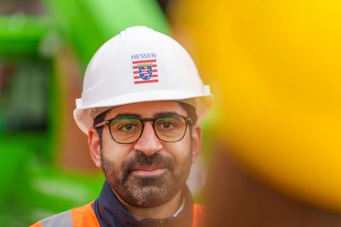 Hessens Verkehrsminister Kaweh Mansoori (SPD) hat eine Novelle des hessischen Straßengesetzes vorgestellt. (Archivbild) Foto: An