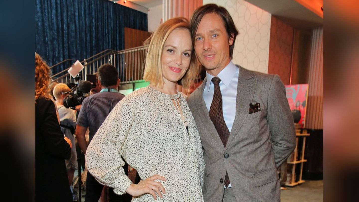 Tom Schilling und Friederike Kempter spielen in „Achtsam morden 2“ zusammen.