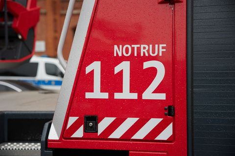 Feuerwehr und Rettungstaucher rückten aus und brachten den lebensgefährlich verletzten Mann in ein Krankenhaus. Dort ist er am F