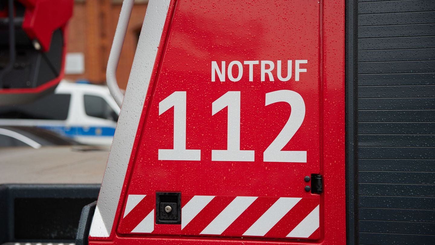 Feuerwehr und Rettungstaucher rückten aus und brachten den lebensgefährlich verletzten Mann in ein Krankenhaus. Dort ist er am F