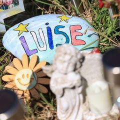 An der Stelle, an der Luise aus Freudenberg tot gefunden wurde, legten Trauernde einen Stein und andere Gegenstände nieder (Archiv)