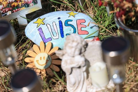 An der Stelle, an der Luise aus Freudenberg tot gefunden wurde, legten Trauernde einen Stein und andere Gegenstände nieder (Archiv)