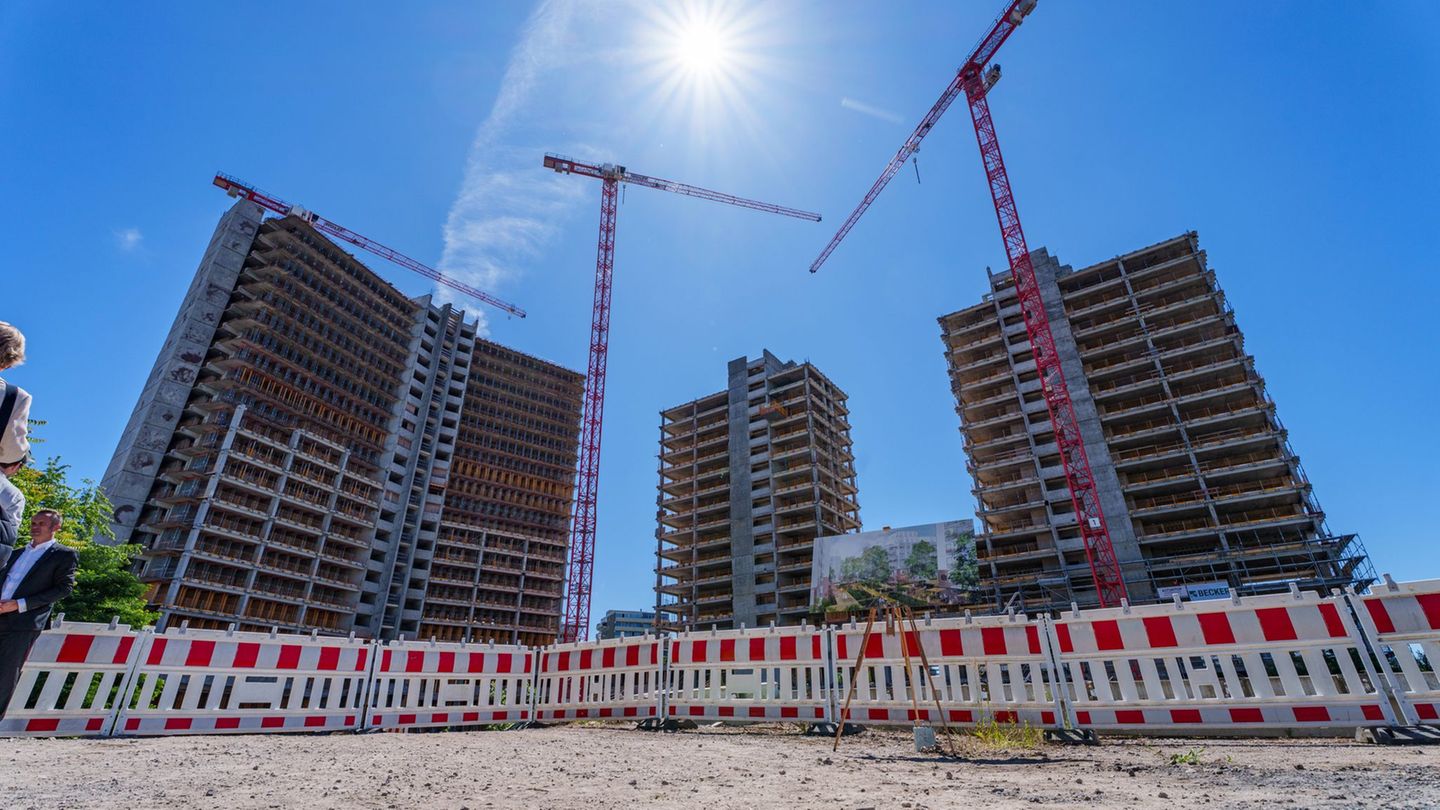 Platz machen für ein neues Quartier: Rückbau der KW-Türme beginnt Foto: Andreas Arnold/dpa