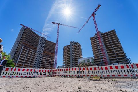 Platz machen für ein neues Quartier: Rückbau der KW-Türme beginnt Foto: Andreas Arnold/dpa