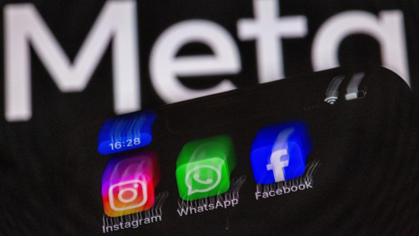 App-Symbole von Instagram, Whatsapp und Facebook auf einem Smartphone-Display