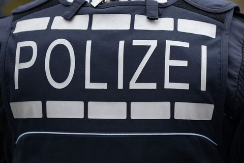 Die Polizei findet große Mengen an Drogen und Waffen in der Wohnung des Tatverdächtigen. (Symbolbild) Foto: Silas Stein/dpa