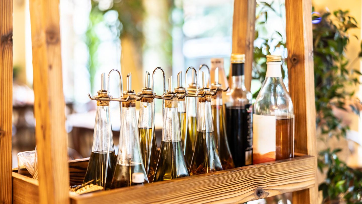 Die Feinkost-Kette „Oil & Vinegar“ ist insolvent. Die Francisco Deutschland GmbH betreibt unter der Marke 19 eigene Fachgeschäfte sowie ein Netz von drei Franchise-Nehmern und beschäftigt rund 80 Mitarbeiter. Nun hat sie am Amtsgericht Cochem Insolvenz beantragt. Die Läden bleiben vorerst geöffnet, der Onlineshop ist geschlossen. Die Stabilisierung des laufenden Betriebs habe oberste Priorität, erklärte Insolvenzverwalter Jens Lieser. „Erste Interessenten haben sich bereits gemeldet, die die Filialen fortführen möchten.“