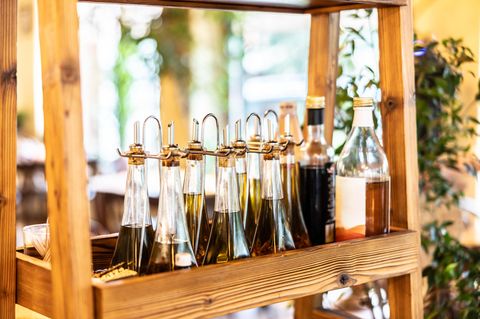 Die Feinkost-Kette „Oil & Vinegar“ ist insolvent. Die Francisco Deutschland GmbH betreibt unter der Marke 19 eigene Fachgeschäfte sowie ein Netz von drei Franchise-Nehmern und beschäftigt rund 80 Mitarbeiter. Nun hat sie am Amtsgericht Cochem Insolvenz beantragt. Die Läden bleiben vorerst geöffnet, der Onlineshop ist geschlossen. Die Stabilisierung des laufenden Betriebs habe oberste Priorität, erklärte Insolvenzverwalter Jens Lieser. „Erste Interessenten haben sich bereits gemeldet, die die Filialen fortführen möchten.“