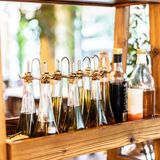 Die Feinkost-Kette „Oil & Vinegar“ ist insolvent. Die Francisco Deutschland GmbH betreibt unter der Marke 19 eigene Fachgeschäfte sowie ein Netz von drei Franchise-Nehmern und beschäftigt rund 80 Mitarbeiter. Nun hat sie am Amtsgericht Cochem Insolvenz beantragt. Die Läden bleiben vorerst geöffnet, der Onlineshop ist geschlossen. Die Stabilisierung des laufenden Betriebs habe oberste Priorität, erklärte Insolvenzverwalter Jens Lieser. „Erste Interessenten haben sich bereits gemeldet, die die Filialen fortführen möchten.“