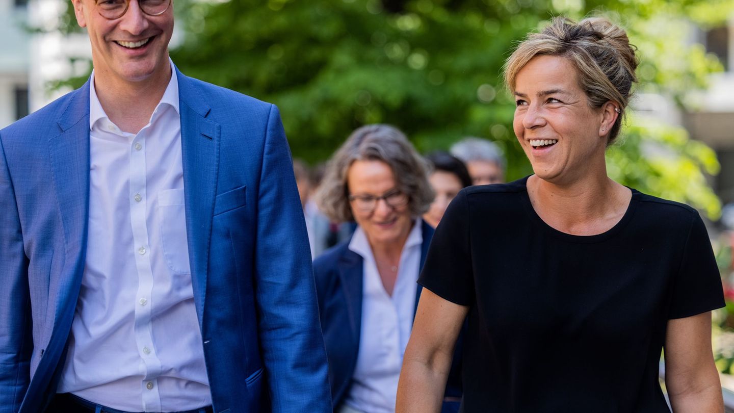 Ein Jahr vor der Landtagswahl hat die schwarz-grüne Koalition zwar auch in Nordrhein-Westfalen Federn gelassen, steht in Umfrage
