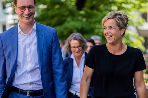 Ein Jahr vor der Landtagswahl hat die schwarz-grüne Koalition zwar auch in Nordrhein-Westfalen Federn gelassen, steht in Umfrage