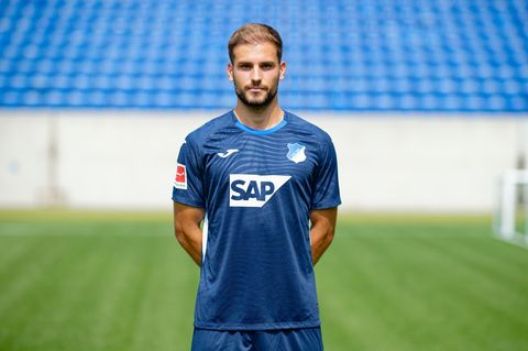 Neuer Club, neues Trikot: Luka Duric wechselt nach Paderborn. (Archivbild) Foto: Uwe Anspach/dpa