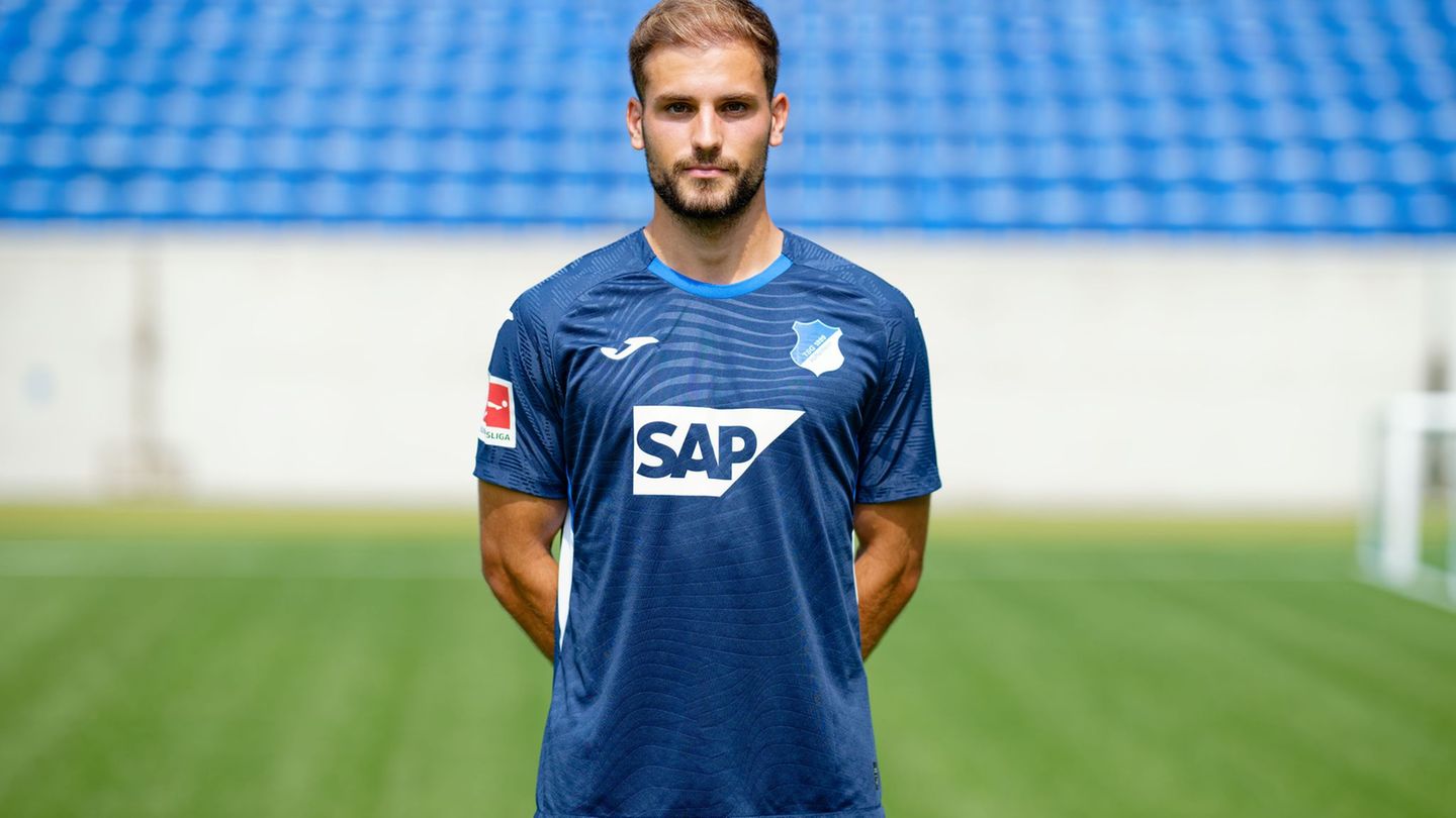 Neuer Club, neues Trikot: Luka Duric wechselt nach Paderborn. (Archivbild) Foto: Uwe Anspach/dpa