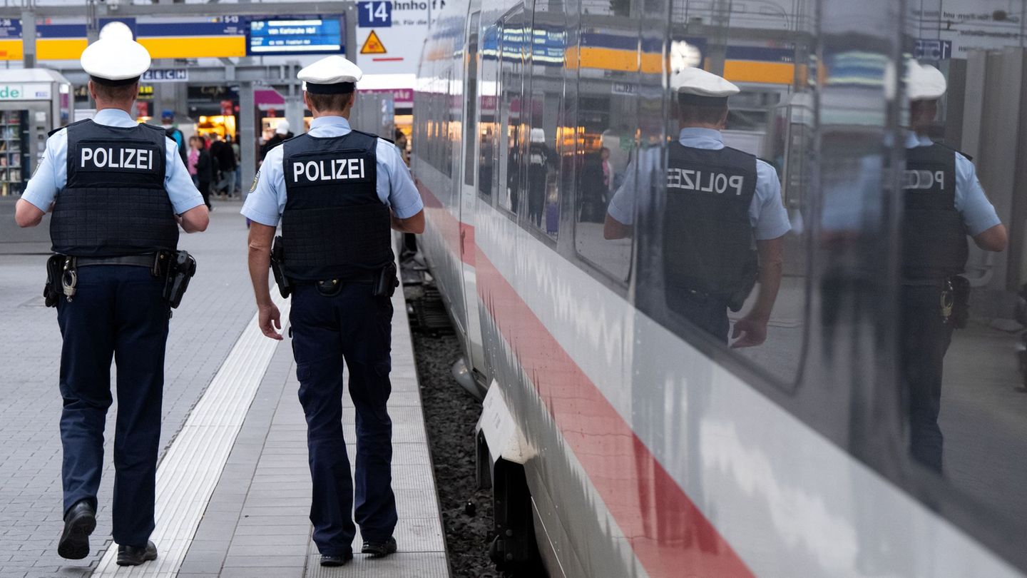 Am Wochenende verstärkt die Polizei ihre Präsenz an Bahnhöfen. (Symbolfoto) Foto: Sven Hoppe/dpa