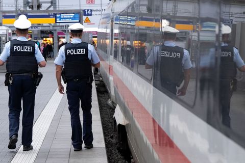 Am Wochenende verstärkt die Polizei ihre Präsenz an Bahnhöfen. (Symbolfoto) Foto: Sven Hoppe/dpa