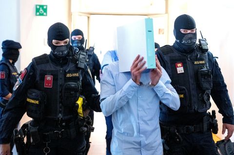 Polizisten bringen Angeklagten ins Gericht
