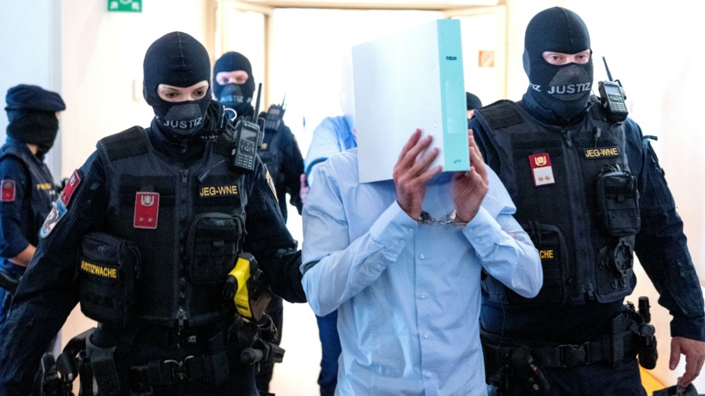 Polizisten bringen Angeklagten ins Gericht