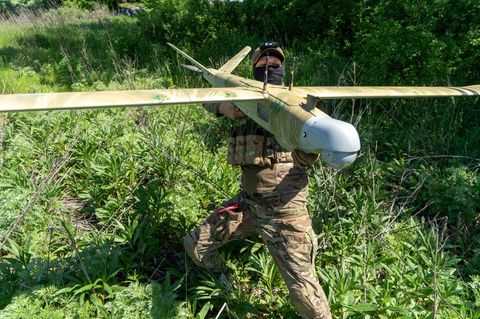 Ukraine: Ein ukrainischer Soldat mit einer Drohne