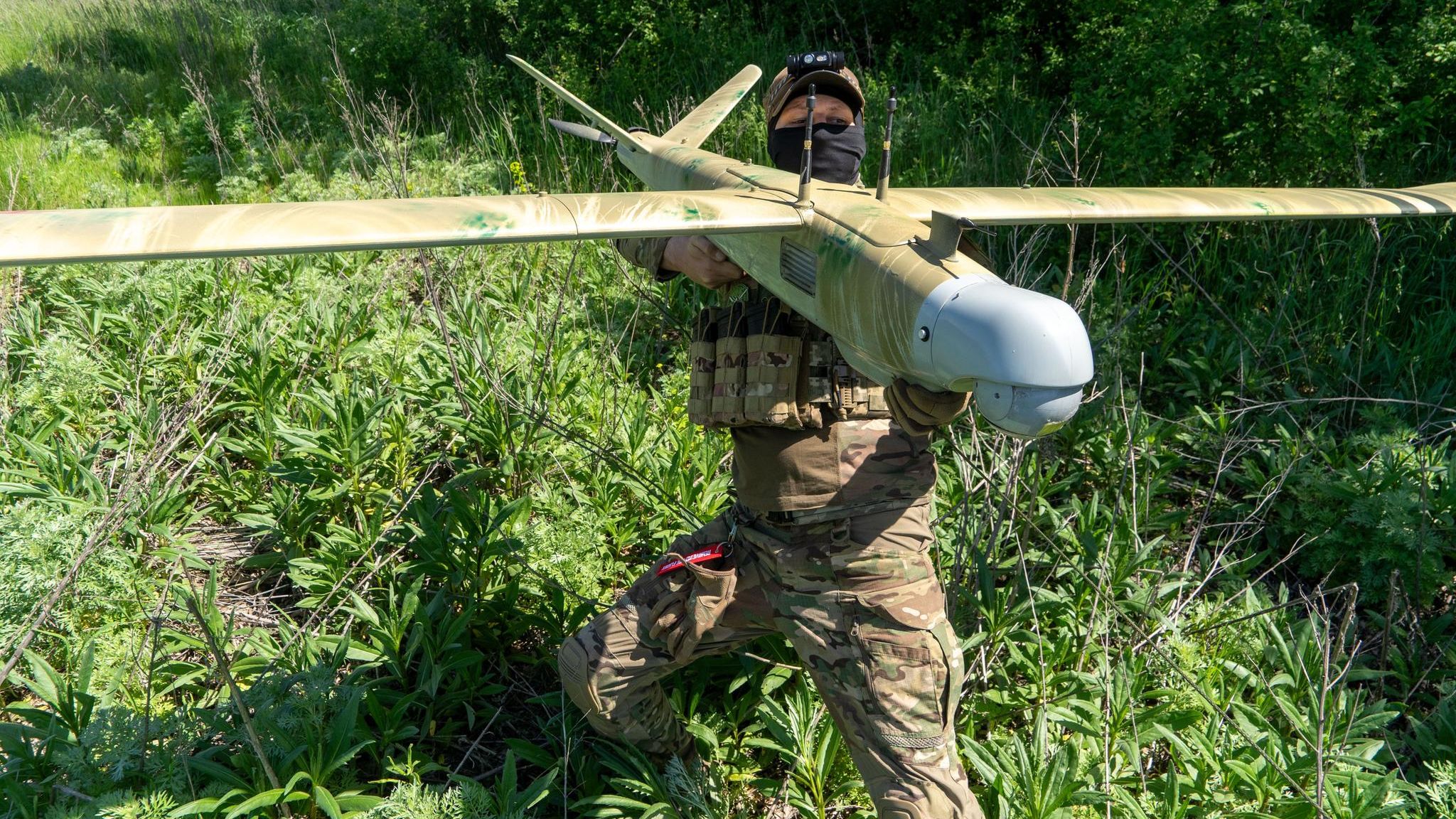 Ukraine: Ein ukrainischer Soldat mit einer Drohne