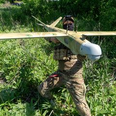 Ukraine: Ein ukrainischer Soldat mit einer Drohne