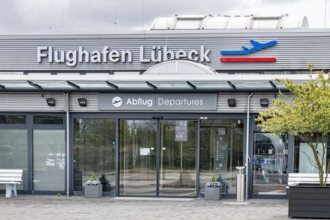Der Flughafen Lübeck verliert nach nur sechs Wochen seine Verbindung nach München. (Archivbild) Foto: Markus Scholz/dpa