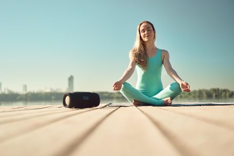 Deals des Tages: Eine Frau entspannt beim Yoga