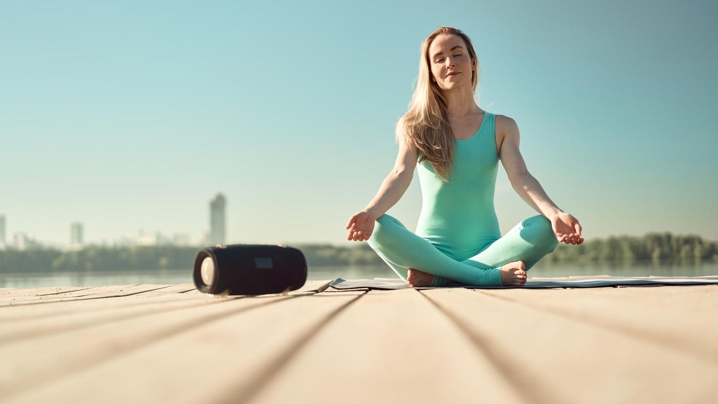 Deals des Tages: Eine Frau entspannt beim Yoga