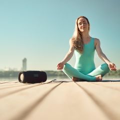 Deals des Tages: Eine Frau entspannt beim Yoga