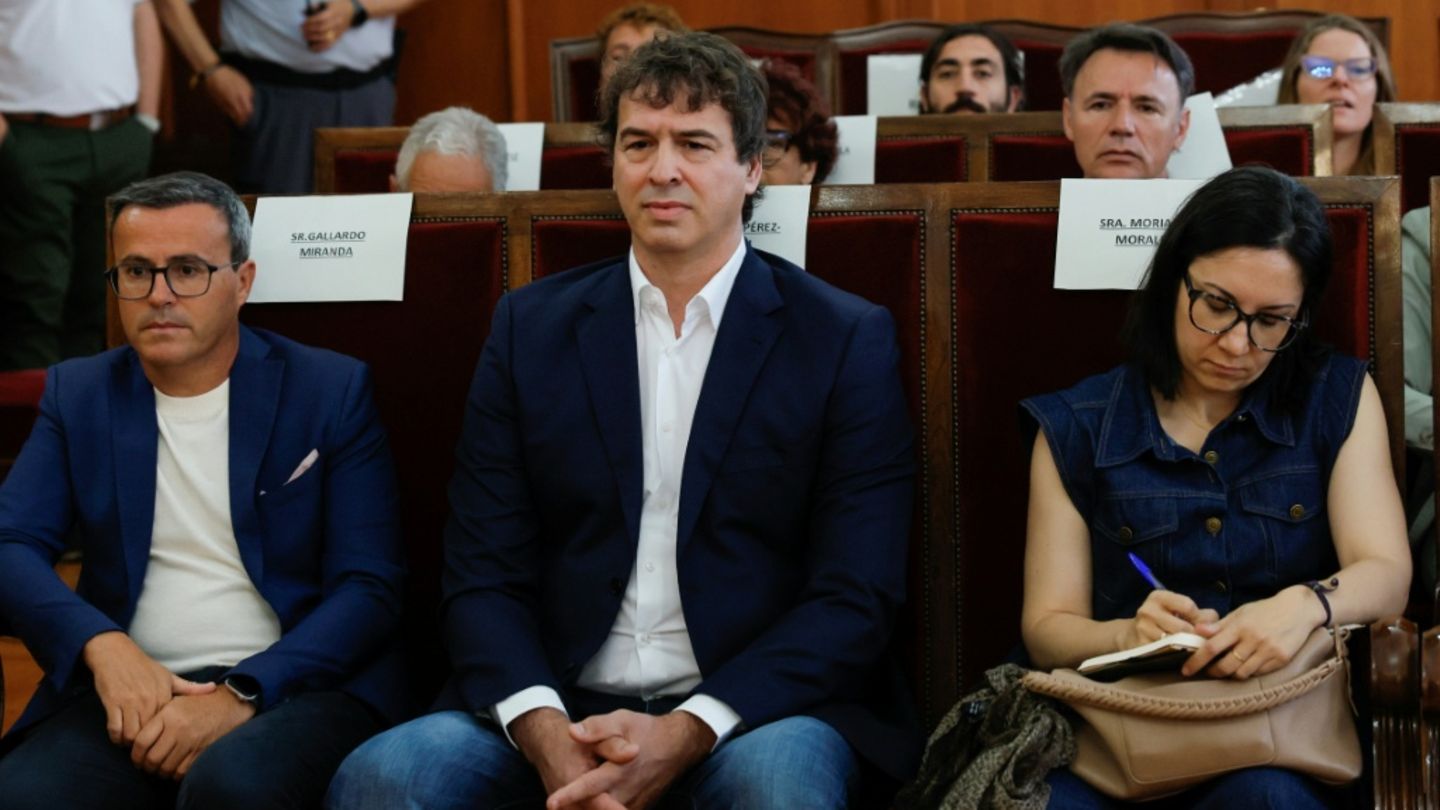 David Sánchez (M.) im Gericht in Badajoz