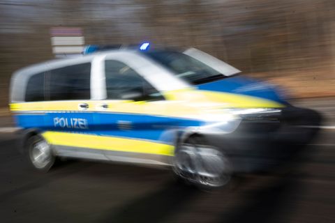 Ein Fahrschulauto überschlägt sich bei einem Unfall. (Symbolbild) Foto: Marijan Murat/dpa