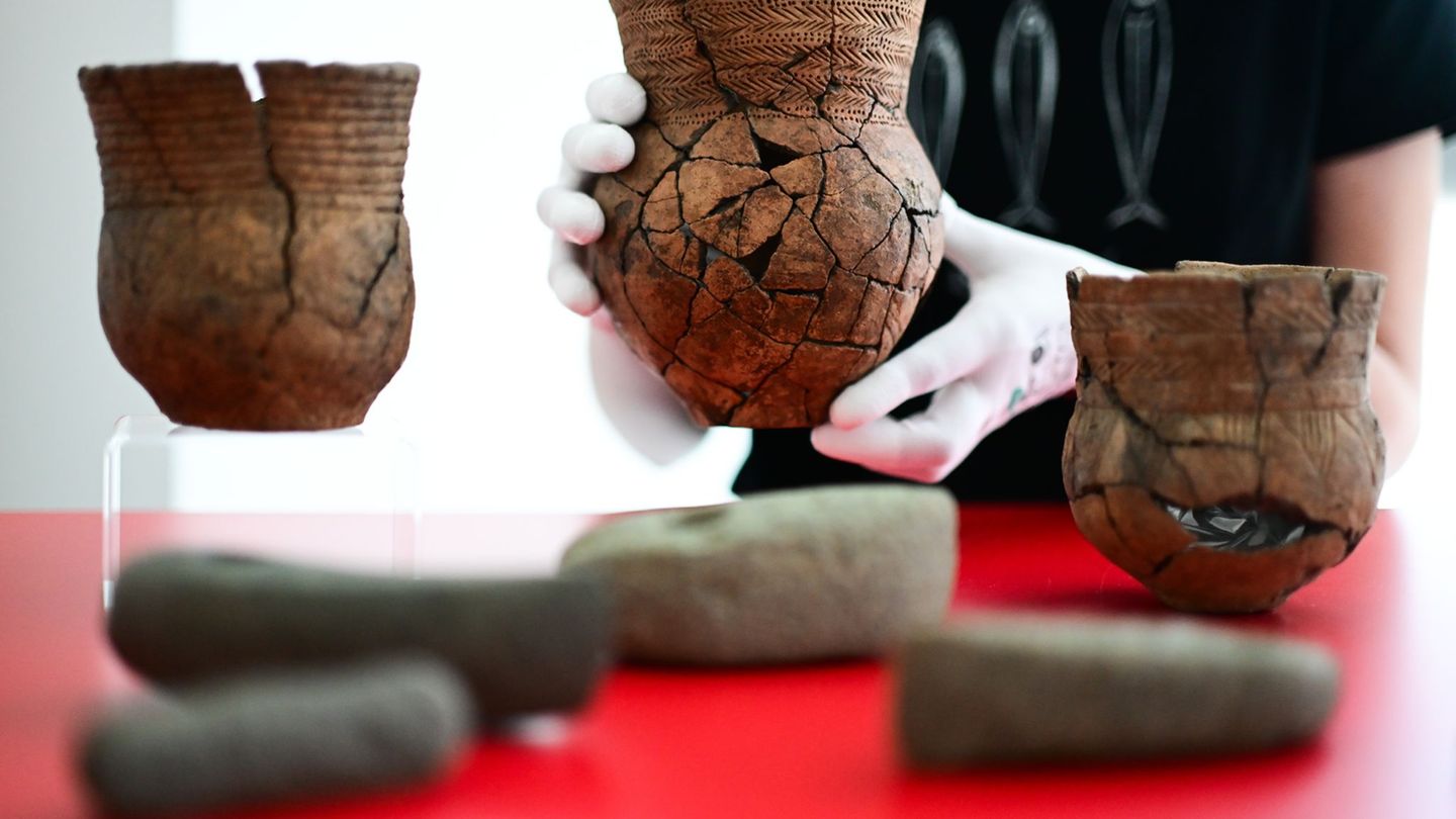 Mehrere Grabbeigaben sind in Brandenburg gefunden worden. Foto: Sebastian Christoph Gollnow/dpa