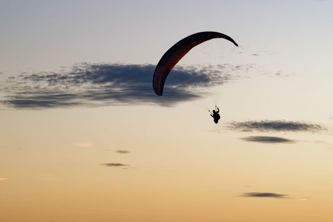 Der Gleitschirm wurde wohl von einer Windböe erfasst und verdreht. (Symbolbild) Foto: Uwe Anspach/dpa