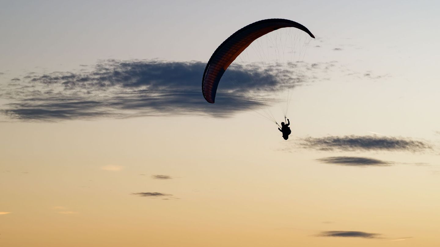 Der Gleitschirm wurde wohl von einer Windböe erfasst und verdreht. (Symbolbild) Foto: Uwe Anspach/dpa