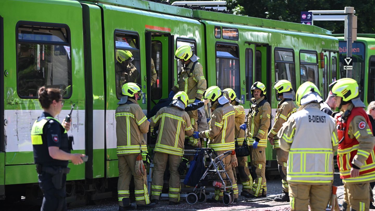 Die beiden Bahnen waren zusammengestoßen. Foto: Julian Stratenschulte/dpa