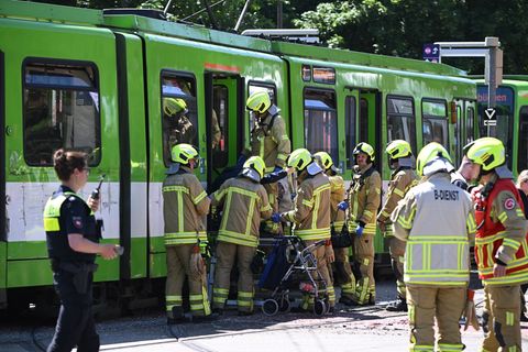 Die beiden Bahnen waren zusammengestoßen. Foto: Julian Stratenschulte/dpa
