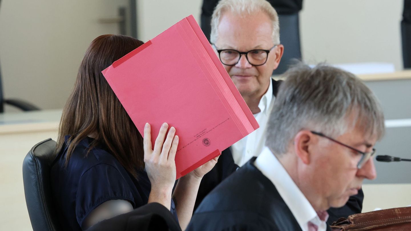 Die wegen Mordes an dem achtjährigen Fabian angeklagte Frau schweigt bislang zu den Vorwürfen. Foto: Bernd Wüstneck/dpa
