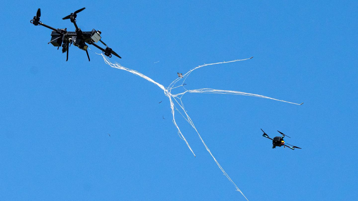 Drohnen können mit speziellen Abfangdrohnen eingefangen werden. Foto: Sina Schuldt/dpa