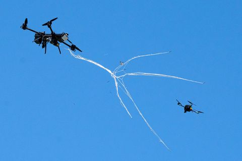 Drohnen können mit speziellen Abfangdrohnen eingefangen werden. Foto: Sina Schuldt/dpa