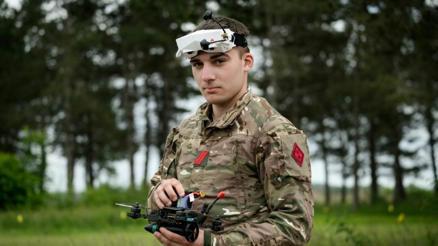 Französischer Soldat mit Drohne