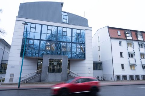 Im Prozess wegen versuchten Mordes nach einem Frontalcrash zweier Autos ist nun in Neubrandenburg ein Urteil ergangen. (Archivbi