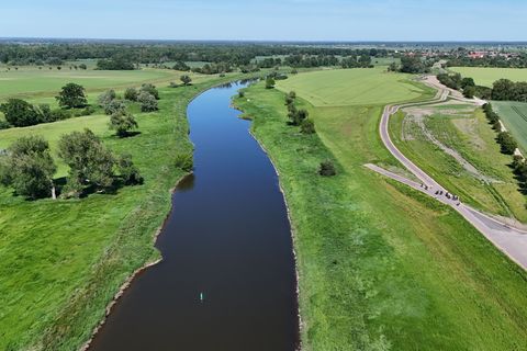 Der sanierte Saaledeich bei Groß Rosenburg soll die Region künftig besser vor schweren Hochwassern schützen. Foto: Peter Gercke/