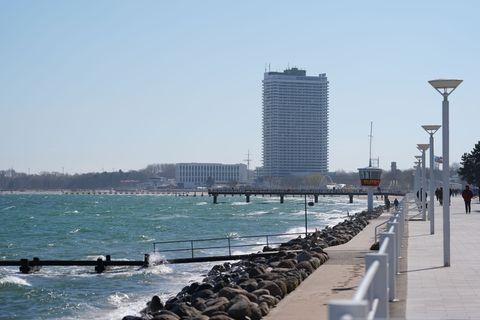 Die Strandpromenade von Travemünde. Während Hotels steigende Buchungszahlen melden, ist die Lage bei Vermietern kleinerer Unterk
