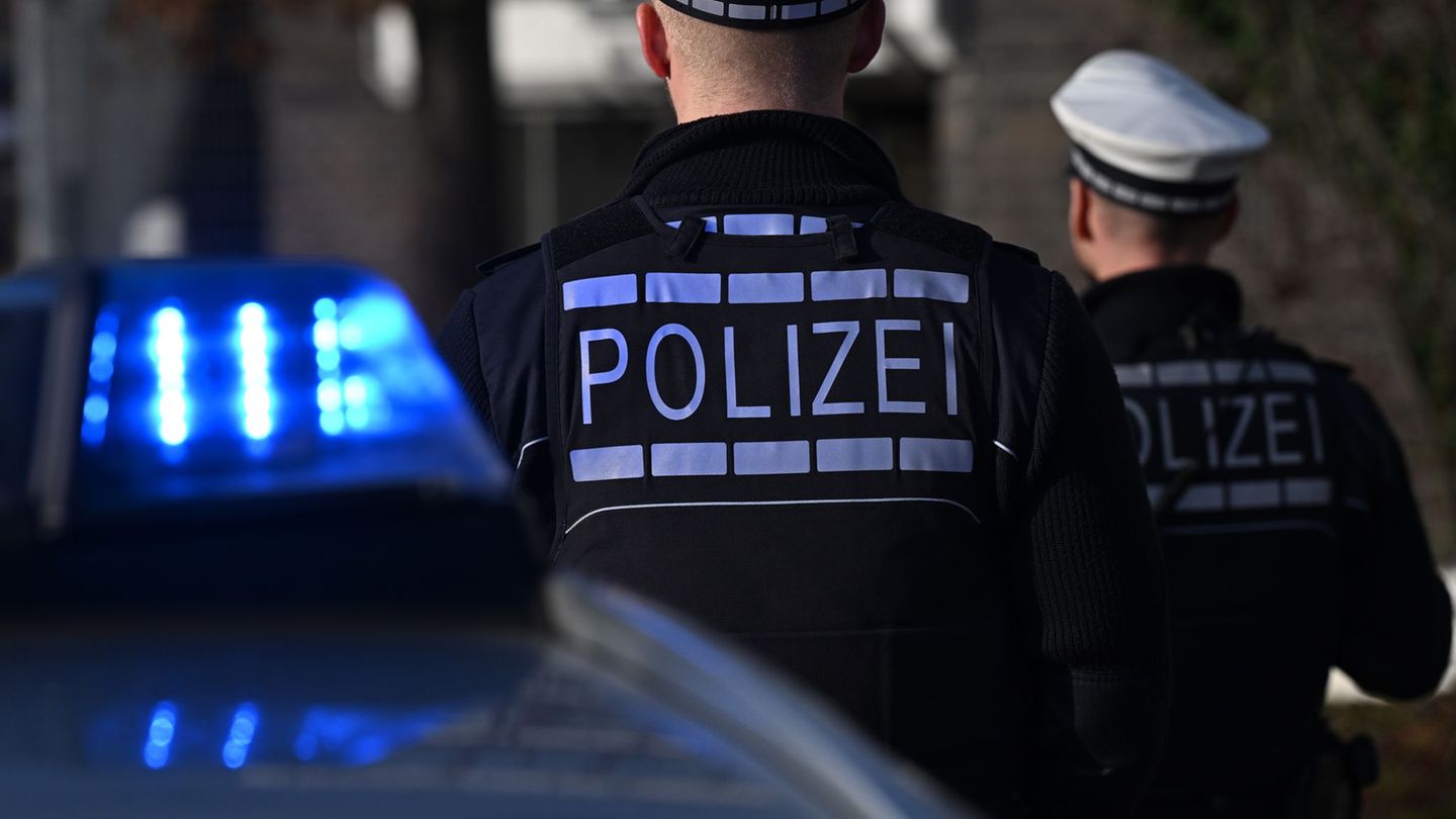 Die Polizei bittet Zeugen um Hilfe. (Symbolbild) Foto: Bernd Weißbrod/dpa