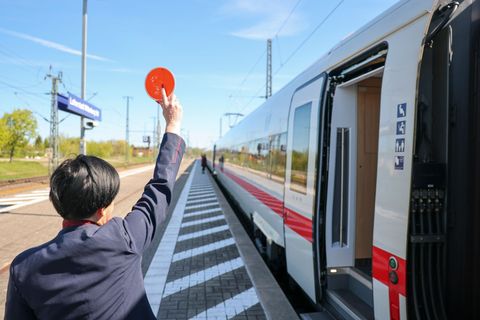 Züge im Raum Magdeburg sind zunehmend von Langsamfahrstellen, Verspätungen und Störungen betroffen. (Archivbild) Foto: Jan Woita