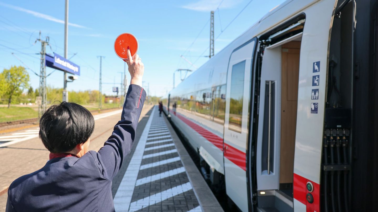 Züge im Raum Magdeburg sind zunehmend von Langsamfahrstellen, Verspätungen und Störungen betroffen. (Archivbild) Foto: Jan Woita