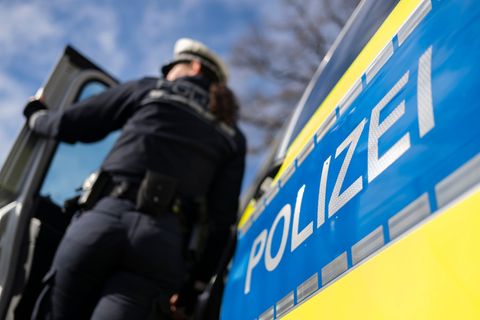 Zeugen wollen gesehen haben, wie sich zwei junge Menschen von der Brücke entfernten. (Symbolbild) Foto: Marijan Murat/dpa