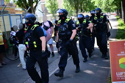 Die Berliner Polizei rückte mit rund 100 Einsatzkräften am Tempelhofer Feld an. Foto: Sebastian Gollnow/dpa