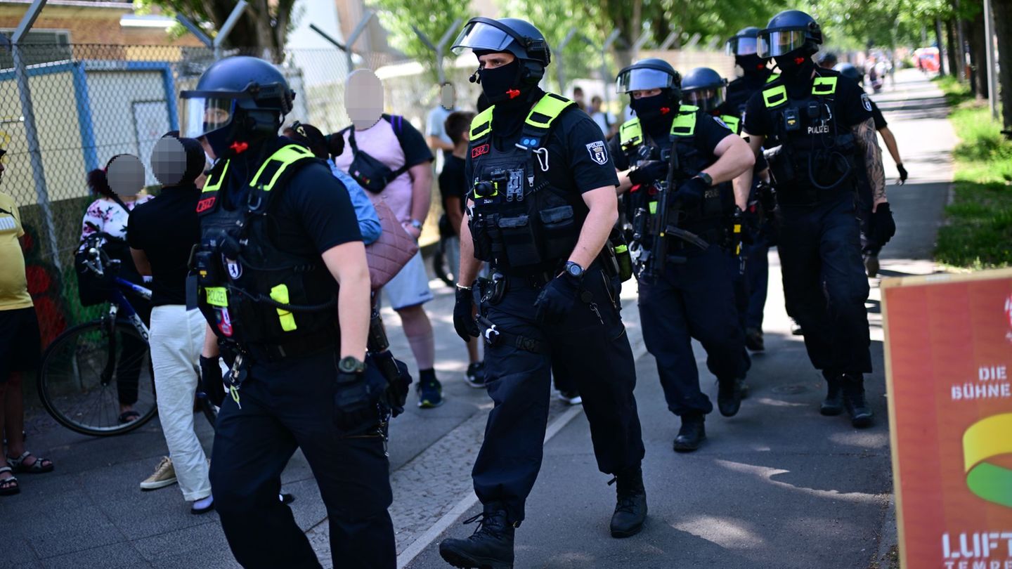 Die Berliner Polizei rückte mit rund 100 Einsatzkräften am Tempelhofer Feld an. Foto: Sebastian Gollnow/dpa