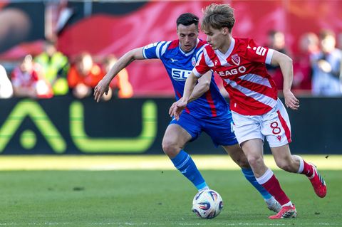 Lukas Michelbrink (r) schaffte mit Cottbus den Aufstieg. (Archivbild) Foto: Frank Hammerschmidt/dpa