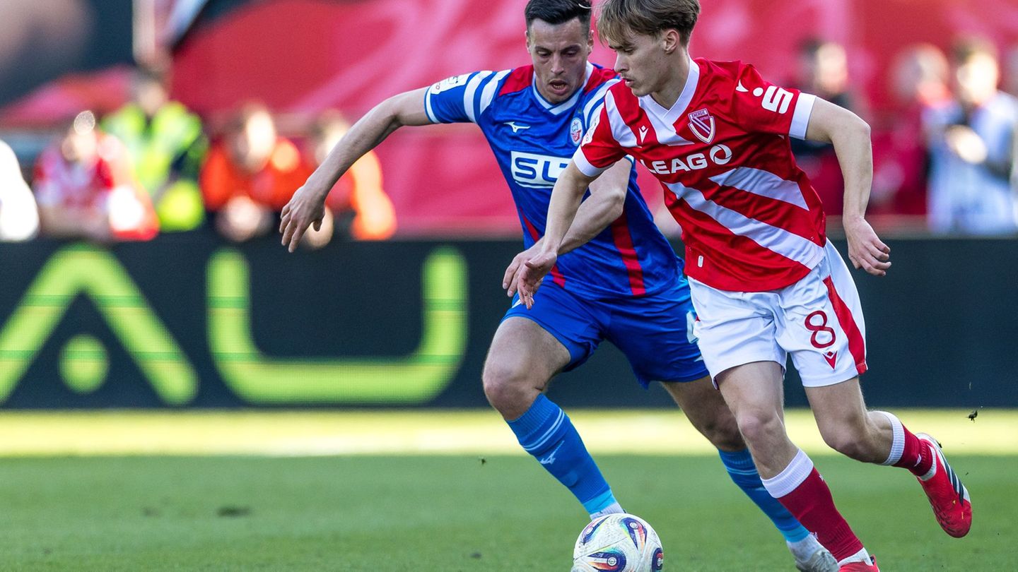 Lukas Michelbrink (r) schaffte mit Cottbus den Aufstieg. (Archivbild) Foto: Frank Hammerschmidt/dpa
